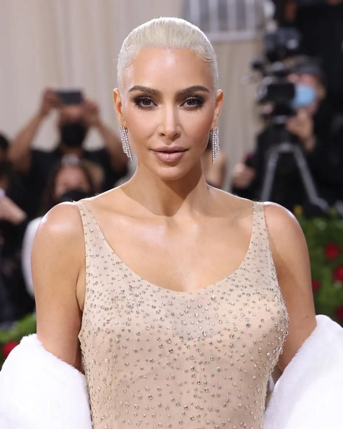 Năm 2022, Kim Kardashian từng gây xôn xao khi xuất hiện tại Met Gala với chiếc váy mang tính biểu tượng của Marilyn Monroe.
