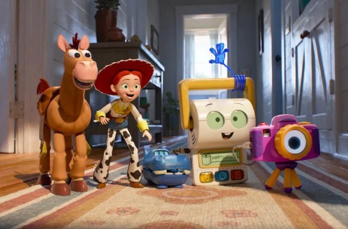 Từ trái sang: Bullseye (Alan Cumming), Jessie (lồng tiếng: Joan Cusack), Atlas (lồng tiếng: Craig Robinson), Smarty Pants (lồng tiếng: Conan O'Brien) và Snappy (lồng tiếng: Shelby Rabara) trong Toy Story 5. Ảnh: Disney