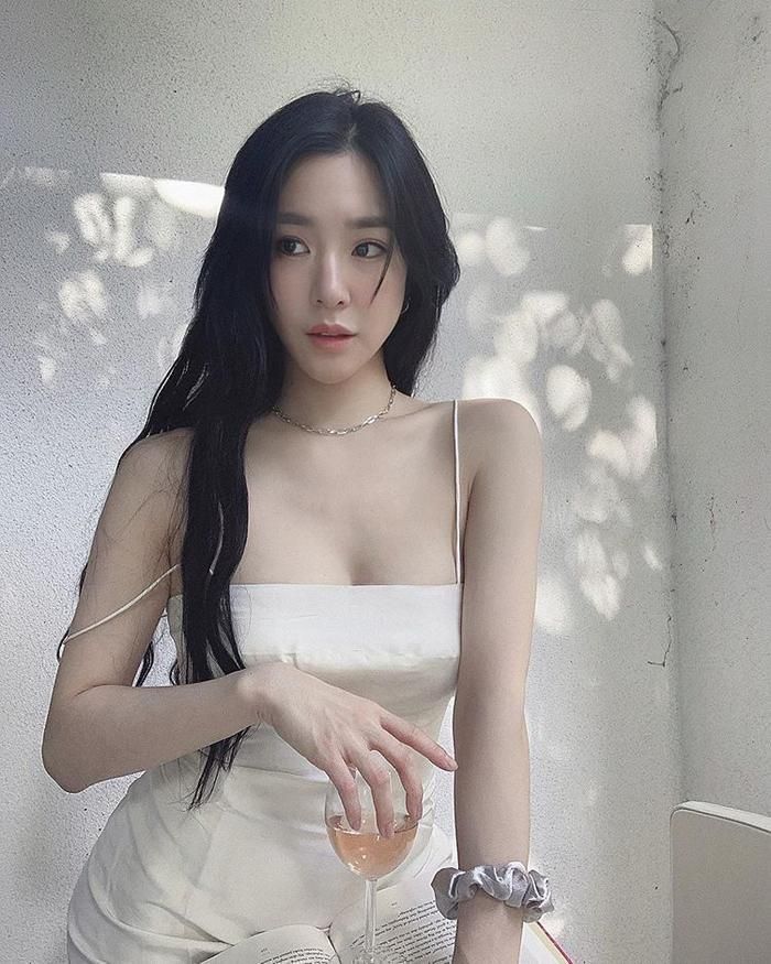 Tiffany Young được nhận xét là người chăm chỉ tập luyện từ thời hoạt động cùng SNSD và thói quen đó vẫn không thay đổi suốt gần 20 năm qua.