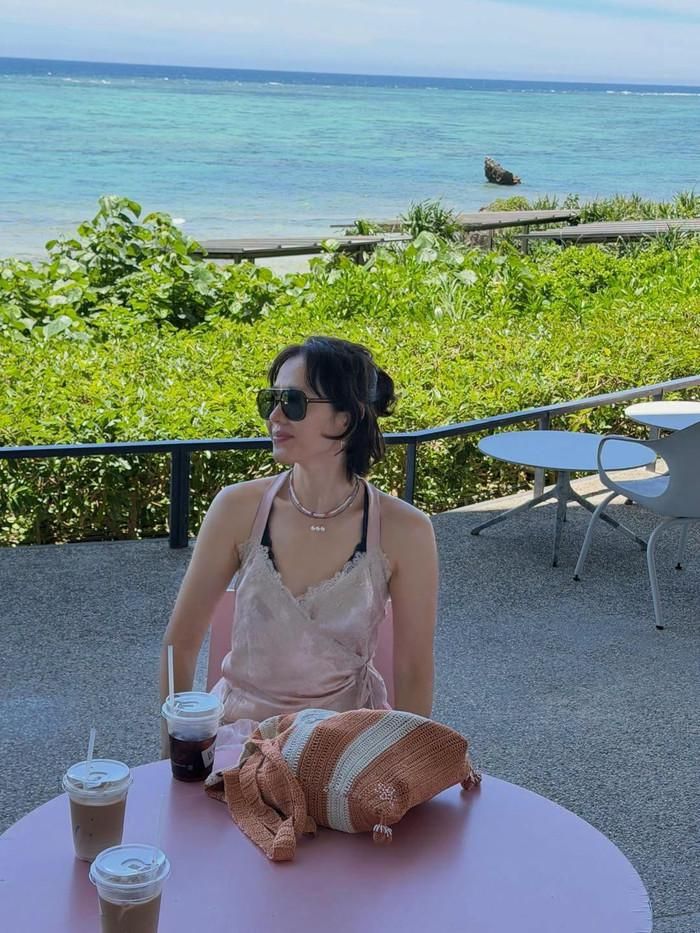 Son Ye Jin có chuyến du lịch cùng gia đình và bạn bè.