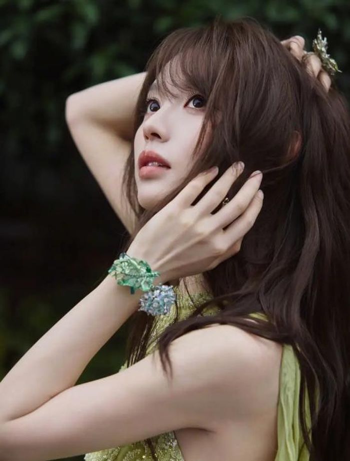 Khoảnh khắc nâng niu gương mặt và ánh mắt mơ màng giúp Điền Hi Vi ghi điểm tuyệt đối trong mắt công chúng. Ảnh: Sohu