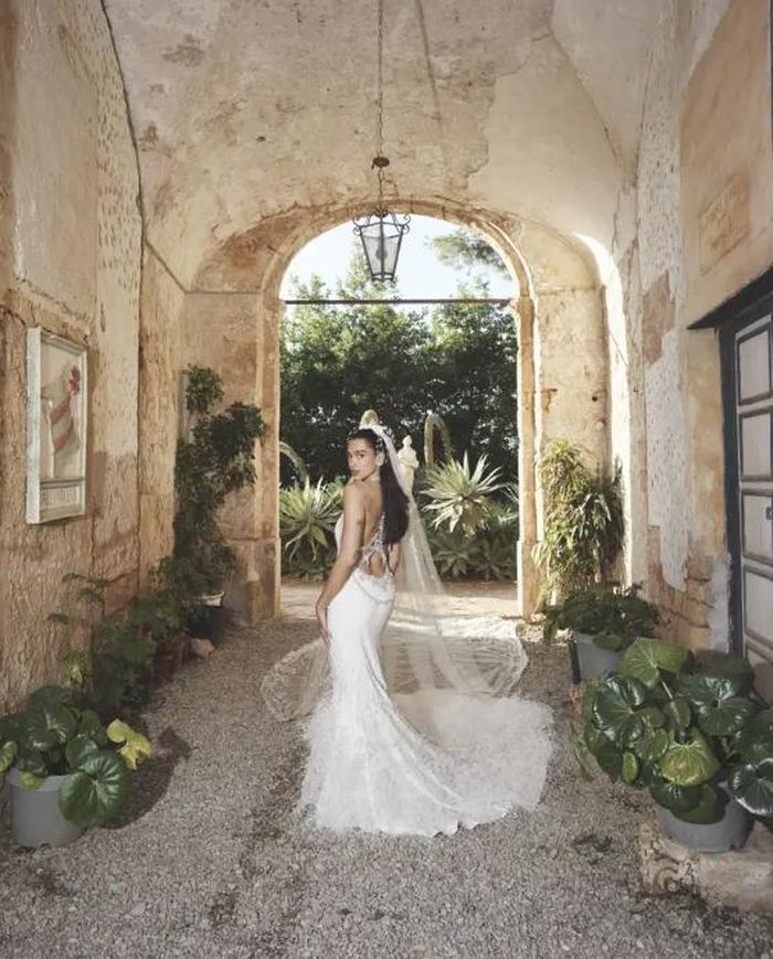 Sau nhiều ngày khiến người hâm mộ tò mò, Dua Lipa cuối cùng đã chia sẻ những hình ảnh chính thức từ hôn lễ cổ tích với nam diễn viên Callum Turner. Ảnh: CHANEL