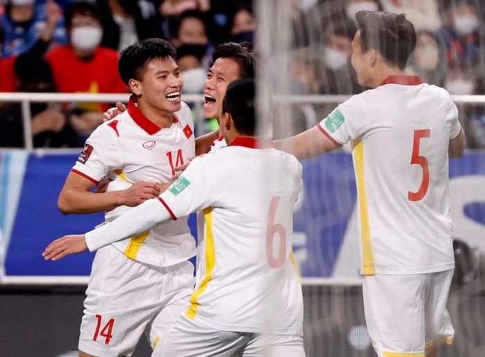 Trung vệ Nguyễn Thanh Bình đánh đầu vào lưới Nhật Bản hồi năm 2022. Ảnh: Reuters