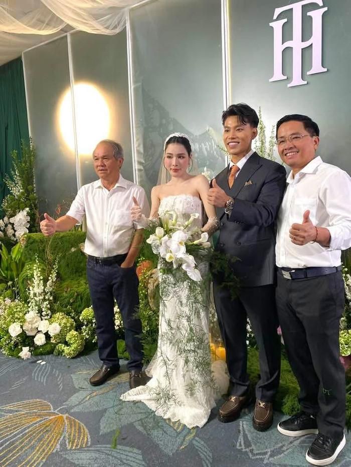 Bầu Đức và giám đốc điều hành CLB HAGL Nguyễn Tấn Anh dự đám cưới của Văn Thanh. Ảnh: FB Anh Nguyễn