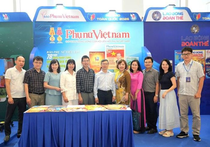 Ban Biên tập và cán bộ, biên tập viên của Báo Phụ nữ Việt Nam tham dự Hội báo toàn quốc 2026