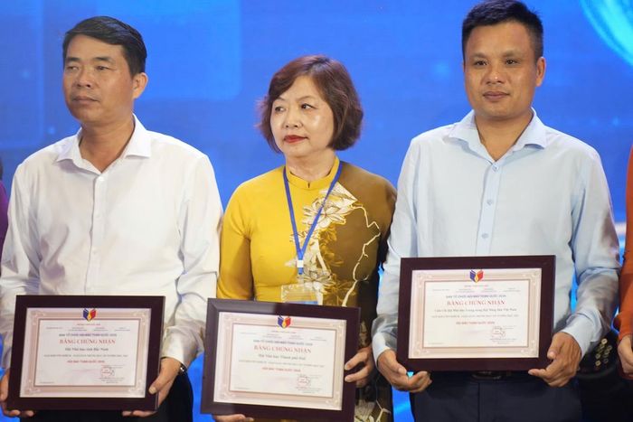 Nhà báo Đỗ Thị Hoa (giữa), Phó thư ký Chi hội Nhà báo, Báo Phụ nữ Việt Nam, nhận giải cho Gian trưng bày ấn tượng đặc sắc tại Lễ bế mạc Hội Báo toàn quốc 2026