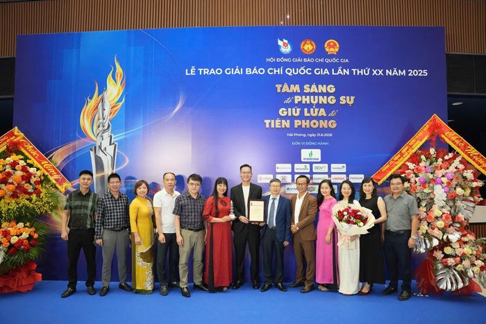 Các cán bộ, biên tập viên, phóng viên của báo chúc mừng nhóm tác giả Báo Phụ nữ Việt Nam đoạt giải C Giải Báo chí Quốc gia lần thứ XX