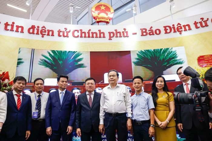 Ủy viên Bộ Chính trị, Chủ tịch Quốc hội Trần Thanh Mẫn thăm gian trưng bày của Cổng TTĐT Chính phủ, Báo Điện tử Chính phủ tại Hội báo Toàn quốc 2026. Ảnh: Thái Sơn