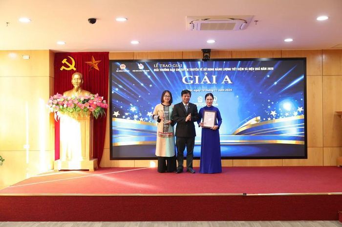 Chị Nguyễn Thị Hiền nhận Giải A Giải thưởng báo chí tuyên truyền về sử dụng năng lượng tiết kiệm và hiệu quả năm 2025 do Bộ Công Thương phối hợp với Hội Nhà báo Việt Nam tổ chức