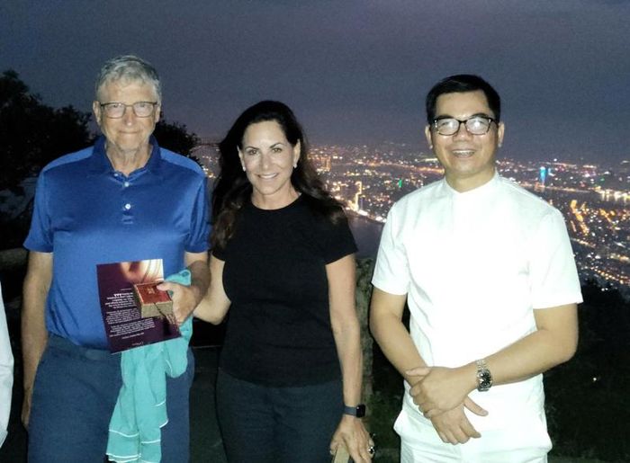 Nghệ nhân Hoàng Anh Sướng từng có buổi thiền trà với vợ chồng tỷ phú Bill Gates. Ảnh: NVCC