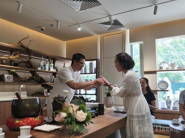 Nghệ nhân trà Hoàng Anh Sướng kỳ vọng vào cơ hội phát triển của trà Việt. Ảnh: Nguyễn Hòa