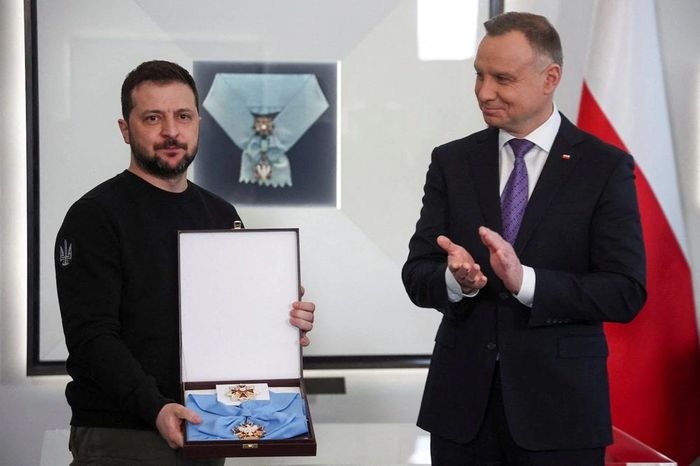 Tổng thống Ba Lan khi đó là ông Andrzej Duda trao tặng Huân chương Đại bàng Trắng cho Tổng thống Ukraine Volodymyr Zelensky tại Cung điện Tổng thống ở Warsaw, ngày 5/4/2023. Ảnh: Bangkok Post.