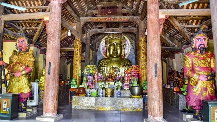 Điểm nhấn đặc biệt nhất trong chùa Vồm là bức tượng Phật lớn được chạm nổi trực tiếp vào vách đá tự nhiên.