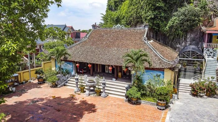 Chùa Vồm hay còn gọi là chùa Đại Hùng xây dựng ngay chân núi Bàn A trầm mặc, cổ kính.