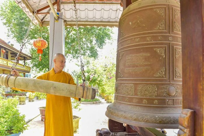 Gác chuông đồng ở sân chùa