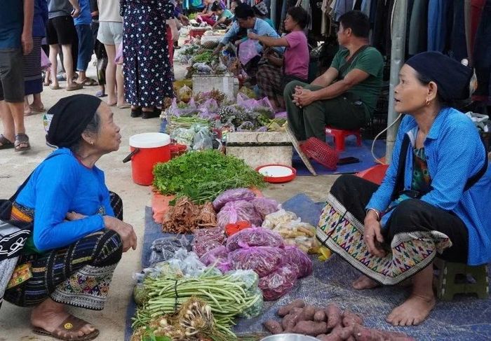 Người dân tham quan, mua sắm tại Không gian văn hóa, ẩm thực Mường Xia.