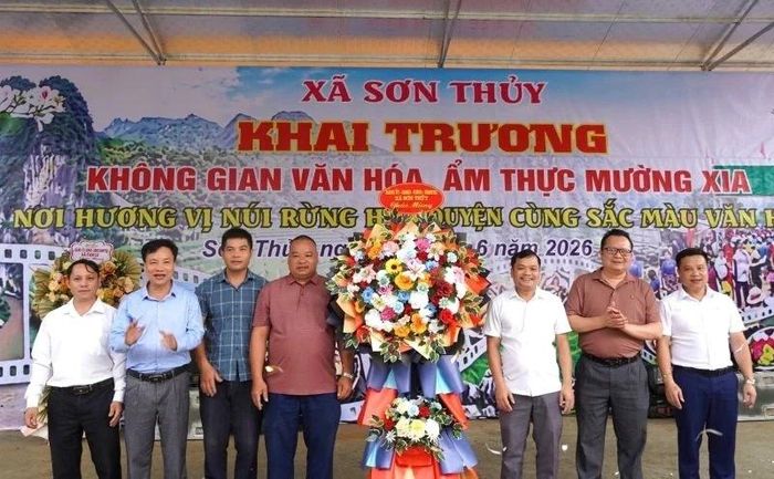 Lãnh đạo xã Sơn Thủy tặng hoa chúc mừng Ban Quản lý Chợ phiên Sơn Thủy.