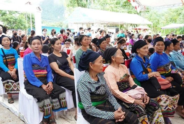 Người dân xã Sơn Thủy tham gia buổi lễ.