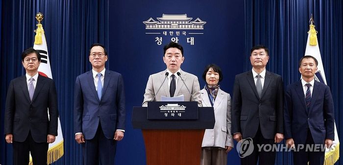 Chánh Văn phòng Tổng thống Hàn Quốc Kang Hoon-sik (giữa) họp báo tại Seoul ngày 21/6, công bố các quyết định bổ nhiệm nhân sự cấp cao mới của Tổng thống Lee Jae-myung, gồm các vị trí phụ trách truyền thông, dân chính, xã hội và lãnh đạo Văn phòng An ninh Quốc gia. Ảnh: Yonhap.