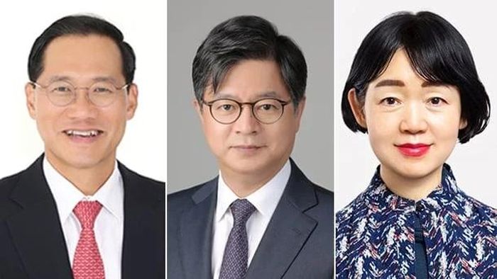 (Từ trái sang) Tân Cố vấn trưởng phụ trách truyền thông - quan hệ công chúng Seong Ki-hong, tân Cố vấn trưởng phụ trách dân chính Han Chan-sik và tân Cố vấn trưởng phụ trách xã hội Kim Kyung-ja. Ảnh: Yonhap.