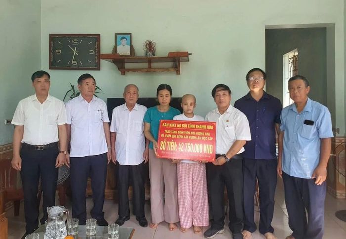 Ban Khuyến học - Khuyến tài Bùi tộc Thanh Hóa trao tiền ủng hộ gia đình em Bùi Hương Trà.