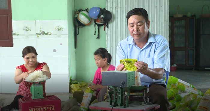 Đóng gói sản phẩm miến gạo Thăng Long.