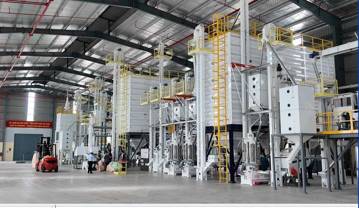 Khu chế biến lúa gạo khép kín tự động của Công ty Cổ phần Đầu tư phát triển Vinagreen, xã Triệu Sơn.