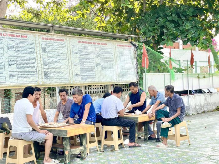 Người dân Tổ dân phố 3 Thịnh Trị, phường Đông Quang chơi cờ tại sân nhà văn hóa.