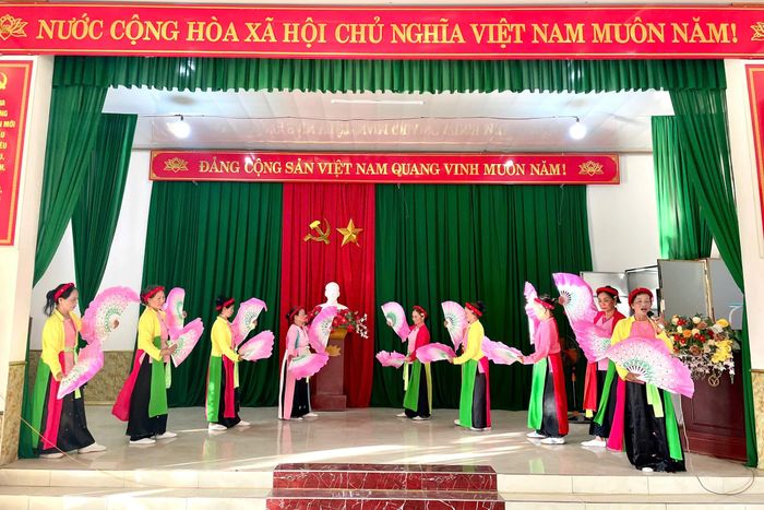 Hội trường nhà văn hóa thôn, tổ dân phố với những buổi sinh hoạt của các câu lạc bộ văn hóa, văn nghệ.