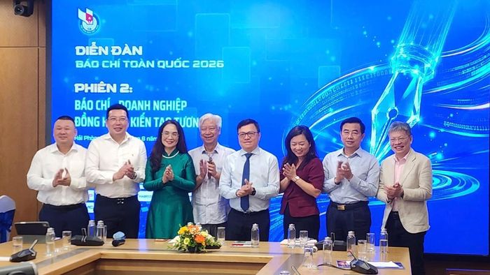 Các nhà báo và đại diện doanh nghiệp cùng phân tích để báo chí và doanh nghiệp củng cố niềm tin với nhau trong bối cảnh bùng nổ thông tin.