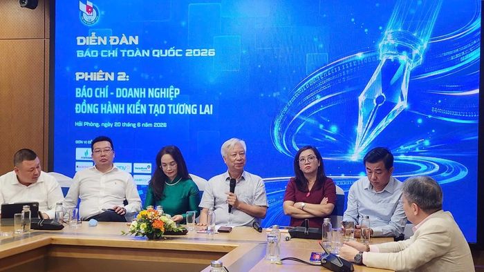 Ông Đào Quang Bính, Phó chủ tịch Hội đồng biên tập Tạp chí Kinh tế Việt Nam (người thứ tư từ phải sang), nhấn mạnh rằng báo chí không chỉ chọn thông tin "đúng" mà còn phải "đáng".