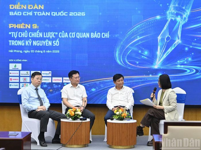 Tại phiên thảo luận 9: Tự chủ chiến lược của cơ quan báo chí trong kỷ nguyên số, các đại biểu đã cùng trao đổi, làm rõ một số vấn đề trọng tâm như tự chủ chiến lược của một cơ quan báo chí trong kỷ nguyên số là gì? Đâu là năng lực cốt lõi nhất để báo chí Việt Nam tiếp tục giữ được vai trò dẫn dắt xã hội, kiến tạo niềm tin công chúng trong 5-10 năm tới? Nhà báo trong 10 năm tới cần những năng lực gì mới: chỉ biết sử dụng công nghệ, hay phải có khả năng làm chủ công nghệ, dữ liệu và AI? Thời gian tới cơ quan báo chí Việt Nam cần ưu tiên làm gì để nâng cao năng lực tự chủ chiến lược?...
