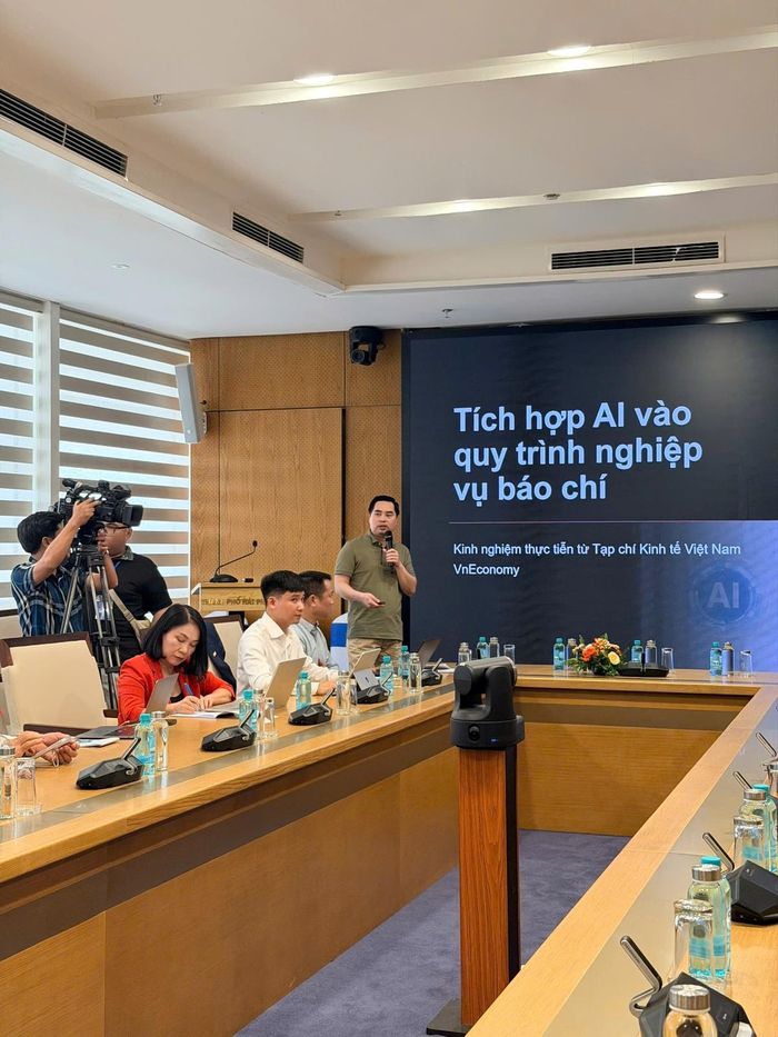 Tại Phiên thảo luận 7: "AI - Ứng dụng thế, áp dụng cái gì và kiểm soát ra sao tại các cơ quan báo chí Việt Nam, ông Nguyễn Sĩ Hoàng, Phó Tổng Thư ký tòa soạn Tạp chí Kinh tế Việt Nam - VnEconomy, trình bày tham luận: "Tích hợp AI vào quy trình nghiệp vụ báo chí - Kinh nghiệm thực tiễn từ Tạp chí Kinh tế Việt Nam - VnEconomy".