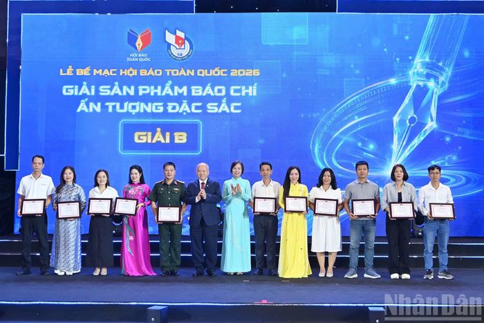 Chi hội Nhà báo Tạp chí Kinh tế Việt Nam nhận giải B "Sản phẩm báo chí ấn tượng" với Bìa báo Xuân Bính Ngọ" Khởi hành trên đại lộ kiến tạo.