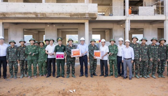 Chủ tịch UBND thành phố Huế Nguyễn Khắc Toàn tặng quà cho lực lượng vũ trang tham gia chi viện thi công tại công trường