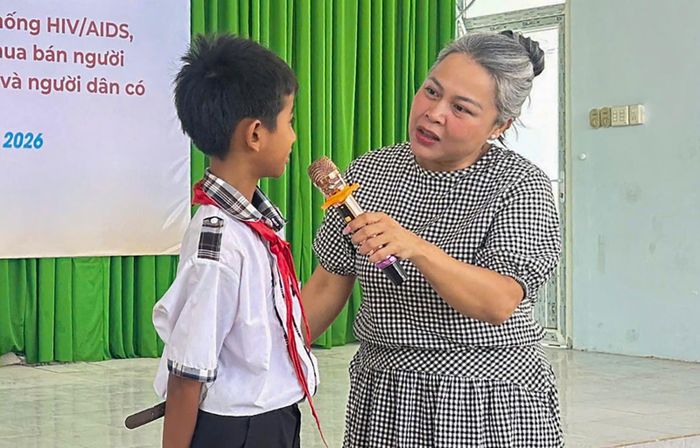 Diễn giả giao lưu với học sinh về biện pháp bảo vệ sức khỏe cá nhân.