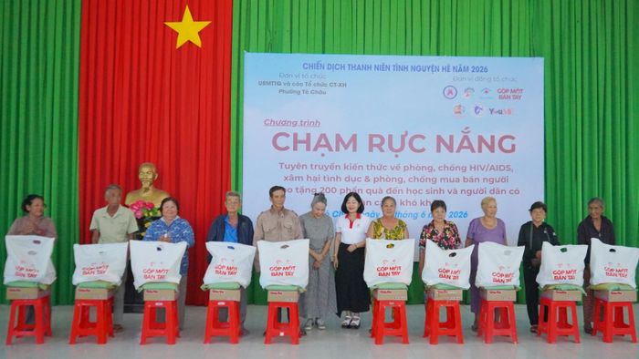 Trao quà cho người dân có hoàn cảnh khó khăn trên địa bàn phường Tô Châu.