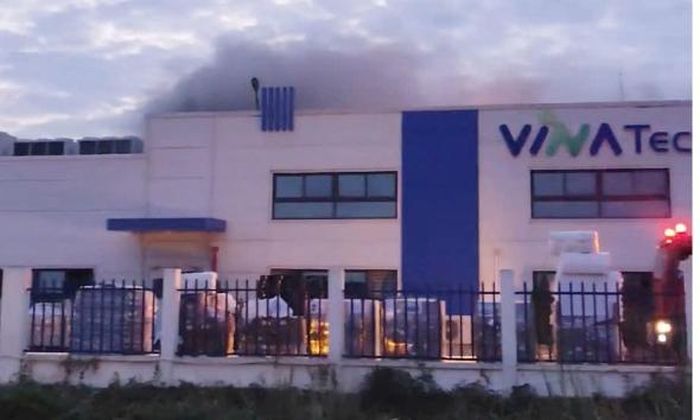 Hiện trường vụ cháy tại Công ty trách nhiệm hữu hạn Vinatech Vina (KCN Yên Lư) vào chiều tối 20/6.