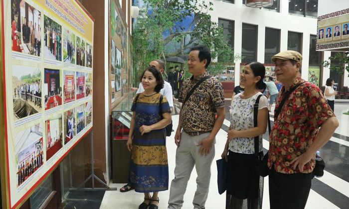  Khán giả đến từ sớm để tham quan không gian Nhà hát Dân ca Quan họ Bắc Ninh trước giờ biểu diễn. 