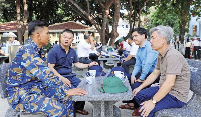  Đoàn đại biểu tỉnh Bắc Ninh gặp gỡ, động viên cán bộ, chiến sĩ con em quê hương Bắc Ninh công tác trên đảo Sơn Ca. 