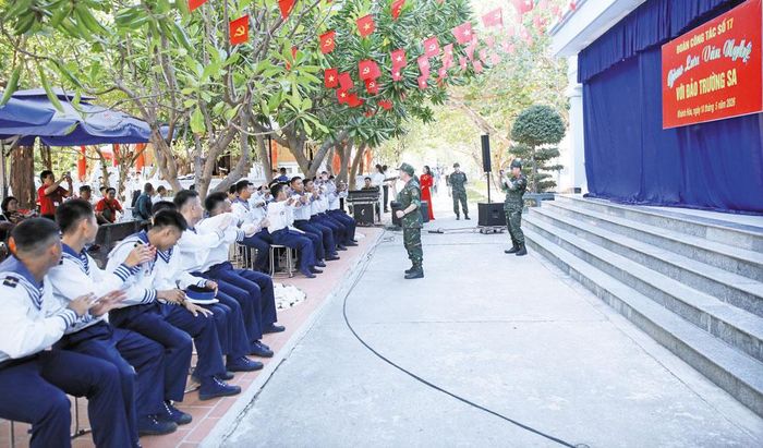  Cán bộ, chiến sĩ đảo Trường Sa thưởng thức các tiết mục văn nghệ. 