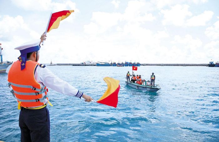  Hướng dẫn thuyền đưa đoàn công tác vào âu tàu. 