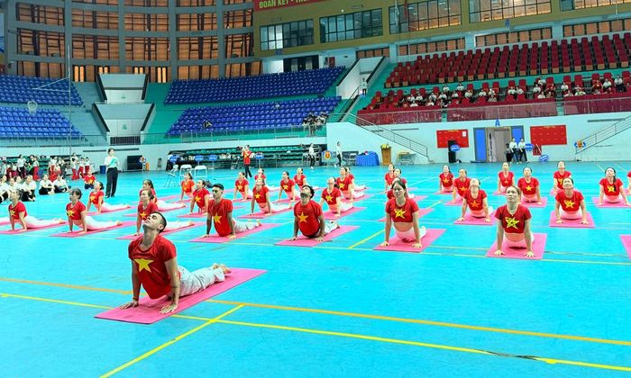 Phần thi Đồng diễn của một trong số các câu lạc bộ.