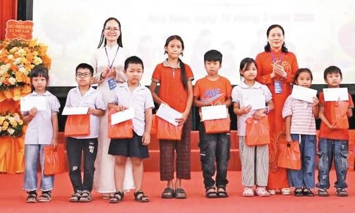 Hội Phụ nữ xã Nhã Nam phối hợp các đơn vị trao quà cho trẻ em mồ côi, có hoàn cảnh khó khăn.