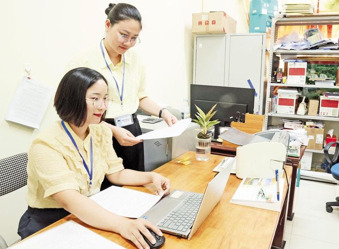 Chị Đào Thị Quyên (ngồi), chuyên viên Phòng Văn hóa - Xã hội xã An Lạc cùng đồng nghiệp cập nhật thông tin. 