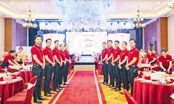 Nhân viên Trung tâm Tổ chức sự kiện Uri Palace với phong cách phục vụ chuyên nghiệp.