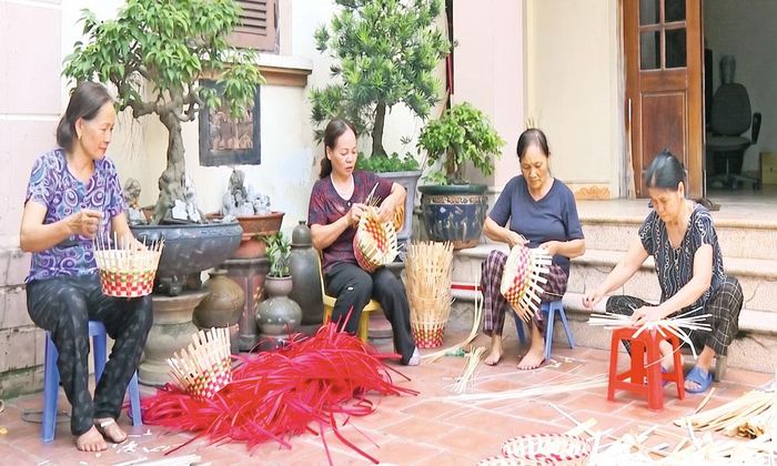 Sản xuất mây tre đan tại thôn Xuân Hội, xã Tân Chi.