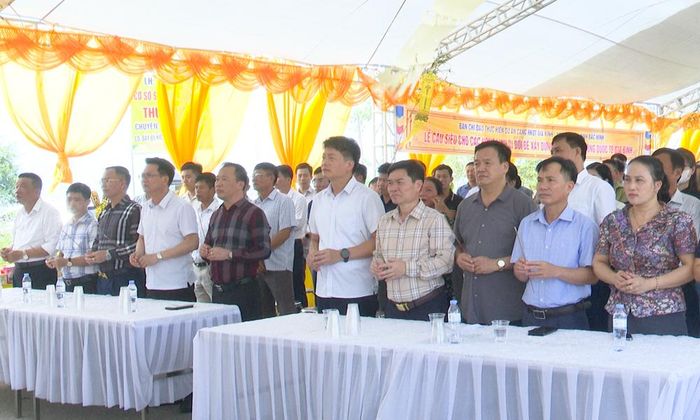 Lãnh đạo xã Gia Bình và đông đảo người dân dự lễ cầu siêu.