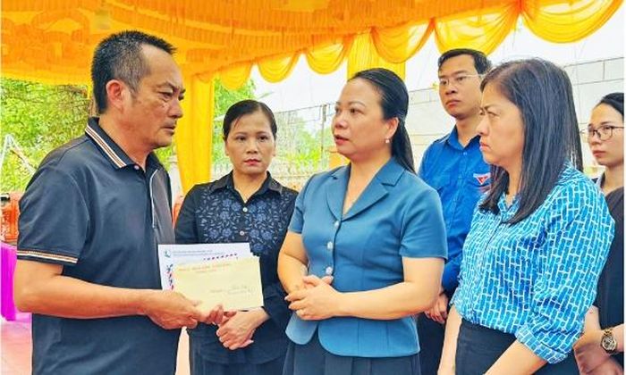 Đồng chí Ngụy Thị Tuyến và đoàn công tác trao hỗ trợ gia đình có người thân bị thiệt hại trong vụ án nghiêm trọng tại phường Việt Yên.