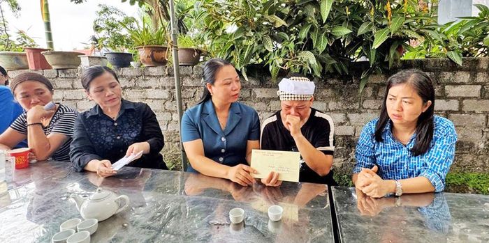 Đồng chí Ngụy Thị Tuyến trao hỗ trợ gia đình có người thân bị tai nạn lao động tử vong tại phường Đa Mai.